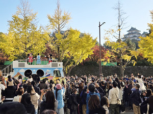和歌山城前で「けやきスペシャルパレード」大盛況　フィナーレの「東京ディズニーリゾート©スペシャルパレード」に6万人